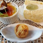 和 - 右はシャインマスカットと純生クリームのシフォンサンド、左はさつまいものブリュレプリン、手前は手作りザクザククッキー