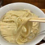 麺屋鈴春 - 藻塩を付けて食べると更に麺の美味しさが増します！