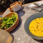 The Arts Fusion - サラダとかぼちゃの冷製スープ