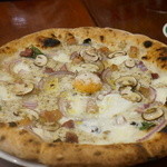 ピッツェリア ダ・アオキ タッポスト - きのこのクリームペーストとパンチェッタ・赤タマネギ+玉子