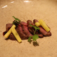 黒毛和牛イチボ肉のカルパッチョ仕立て 黒胡椒風味ソース