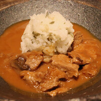 ブルターニュ産 仔牛フィレ肉のストロガノフ風 しば漬けのバターライスを添えて