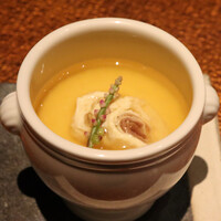銀杏が入ったフラン 生ハムの生湯葉巻き コンソメのあんかけスープ