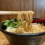 担々麺 胡麻 - 平打ちの太麺。