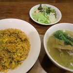 マジックス・キッチン - Ｂランチ、ピリ辛炒飯と塩ラーメンを選択