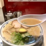 らあめん英 - とてもクリーミーな豚骨スープ