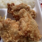 からあげ本舗マルフク - からあげは、秘伝の塩だれに漬け込み、あっさりとした味付けに仕上がっています。外はカリッと中は柔らかくジューシーな食感。