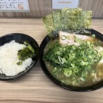 七代目武道家 - 料理写真:特製ラーメンとライス