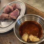 ホルモンハジメ - 豚タン一味にんにく醤油