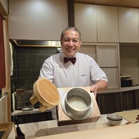 赤坂 渡なべ - 笑顔と蝶ネクタイが印象的な店主さん。お祭り好きで、自ら御輿も担ぐ