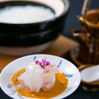 鯛のダシと特製胡麻ダレを合わせた、当店名物「鯛茶漬け」