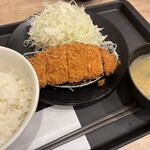 松のや - 料理写真:カツの下の網は邪魔なのですぐに外して返却口に置いてきました