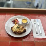 ロクシタンカフェ SHIBUYA TOKYO - クロッフルだから生地がパリッとサクッと食感良く美味しいクロックムッシュ