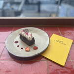 ロクシタンカフェ SHIBUYA TOKYO - ハートの苺が可愛いガトーショコラ♡