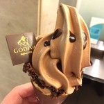 GODIVA 新丸の内ビル店 - 限定のソフトクリームです。