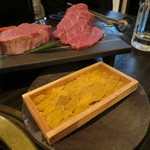 SATOブリアン - ブリ飯、唐津の赤雲丹乗せ（道具立て）