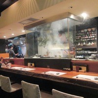 焼鳥YAMATO - 店内はカウンターとテーブル席が　　　　2014/10月