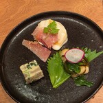 とんかつ乃ぐち - 左：きのこのキッシュ 真ん中：豚の生ハム、柿とマスカルポーネ 右：カブのマリネ