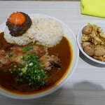 吉田カレー  - スパイスカレー大盛り+豚中+ウズラのアチャール+キャベツのアチャール2550円