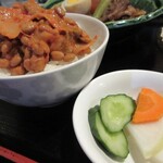 おいしい台所12カ月 - キムチ納豆をご飯にかけたところ。