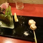 びすとろ炭火焼 一星 - むね肉の串から。サラダを添えたお皿に一串ずつ出されます