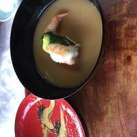 天ぷら 松 - エビの頭でとった出汁とのこと
                お祝いなので江戸時代の鶴の柄のお椀。