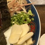 牡蠣と燻屋かつを - 薬味　ニンニク　ネギ　ミョウガ