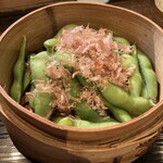 牡蠣と燻屋かつを - 蒸し枝豆。カツオ節が邪魔してる