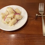 トラットリア フランコ - ジャガイモのと玉ねぎのマリネ。シンプルな味でおいしいです