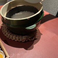 食堂 ぎんみ - 土鍋ご飯。フタがあるのでやや暗いです。