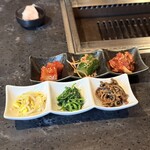 PONGA PREMIUM - ナムルとキムチの盛り合わせ