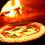 イゾラ ブル - こだわりの薪窯で焼き上げるピッツァはサクサク♪もちもち♪