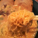 Hyaku Mambariki - 麺・・・この麺、スープの旨み成分吸ってる？いや、スープで茹でた？味付き？旨いし