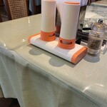 アルカラム - このオレンジのも調味料　　会計時聞いたが塩とからしい