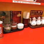 銀座紫龍改 - 卓上 調味料 左から拉麺胡椒、柚子にんにく、辛にんにく、にんにく、辣油、醤油、酢