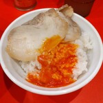 銀座紫龍改 - チャーシューと卵を白飯の上に移して