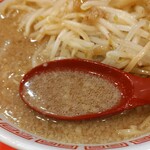 銀座紫龍改 - 濃厚黒背脂らーめんのスープ