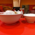 銀座紫龍改 - 濃厚黒背脂らーめん 麺大盛 と 白飯 横