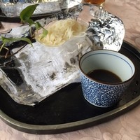 天ぷら 松 - 氷の器のそうめん。麺つゆはなんと2年熟成の鮎節いり。器に驚かされ、麺つゆの味ぶかさに更に驚かされました。