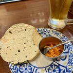 ベンディカ - チキンが焼き上がるまでパパドが、おつまみとして出て来た❗️