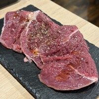 豚焼肉 グルマンズ - さがりステーキ。赤身多めで旨みが強く、焼いても柔らかいのが嬉しいです