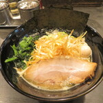 松壱家 - 醤油豚骨ラーメン(並) 940円 辛味ネギ 200円