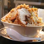 オノ二郎 - オノ二郎(並) 野菜マシ,アブラマシ,にんにくマシ (税込)1,100円 ※丼からはみ出ており圧巻です (2025.09.30)