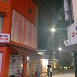 オノ二郎 - オノ二郎は手前の赤い建物の、この先です (2025.09.30)