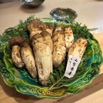 321640265 - 山梨県産の松茸