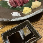 肉汁餃子のダンダダン - 本日の馬刺し 2種盛り(1,307円)〜赤身とバラヒモ