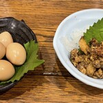 肉汁餃子のダンダダン - うずらの味玉(471円)、鶏皮せせりの旨味噌和え(427円)