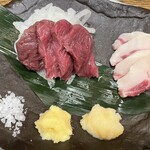 肉汁餃子のダンダダン - 本日の馬刺し 2種盛り(1,307円)〜赤身とバラヒモ