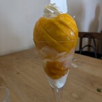 瓦そば と 珈琲と シガ食堂 - 季節のパフェは黄桃です　マンゴーのような鮮やかなオレンジ色ですが、トロトロのやわらかさの桃です　1800円(税込)　２人でシェアしても満足な美味しさです