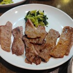 『たん焼 夜定食』2,700円 牛タンで青菜漬けを包んで食す